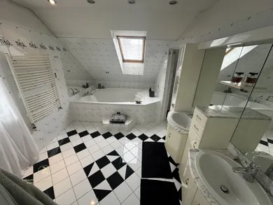 Na predaj 5-izbový dom, 400 m², Trenčín