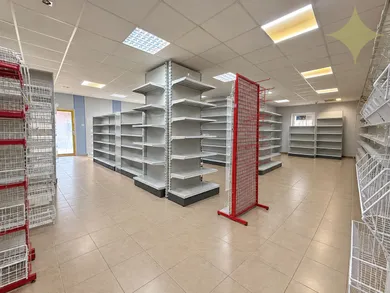Na predaj komerčné, 892 m², Oslany, SNP