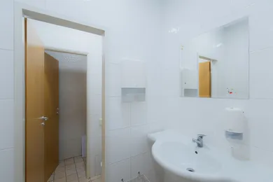 Na prenájom komerčné, 189 m², Bešeňová