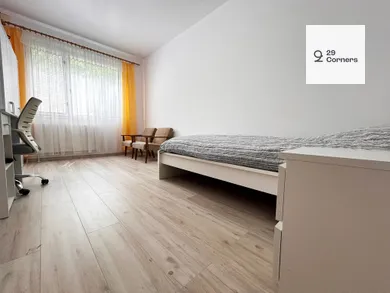 Na predaj 4-izbový byt, 82 m², Bratislava-Petržalka, Belinského
