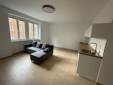 Na prenájom 2-izbový byt, 37 m², Bratislava-Staré Mesto, Rajská