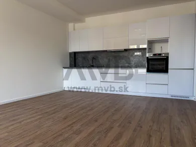 Mieszkania na wynajem, 3-pokojowe, Nové Zámky · €660