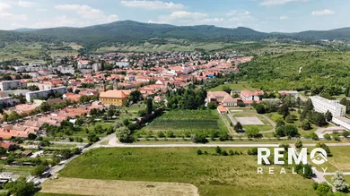 Na predaj pozemok, Modra