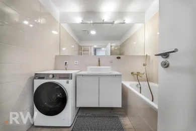 Na predaj 1-izbový byt, 53 m², Bratislava-Nové Mesto, Bajkalská