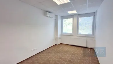 Kiadó kereskedelmi ingatlanok, Bratislava-Staré Mesto · €165