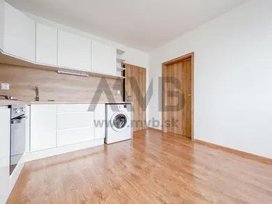 Na prenájom 1-izbový byt, 36 m², Nové Zámky, Nábrežná