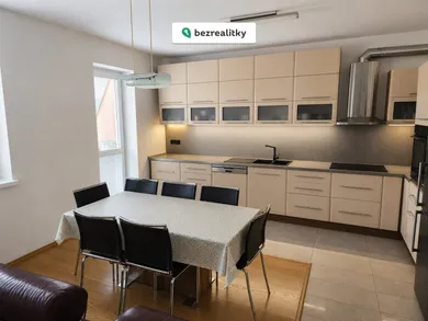 Na predaj 5-izbový byt, 186 m², Bratislava-Petržalka, Lužná