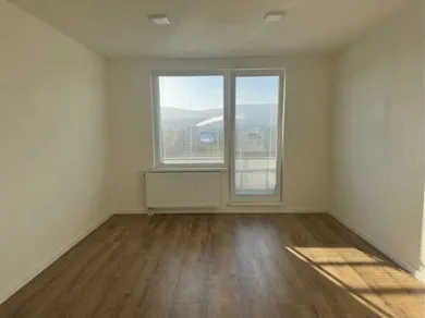 Na prenájom 2-izbový byt, 61 m², Prievidza, J. Murgaša
