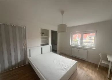 Na prenájom 3-izbový byt, 60 m², Bratislava-Staré Mesto, Grösslingova