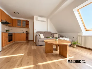 Na prenájom 2-izbový byt, 61 m², Trnava, Štefánikova