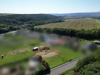 Na predaj pozemok, 160 m², Ploské