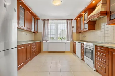 Na predaj 6-izbový dom, 350 m², Bratislava-Záhorská Bystrica