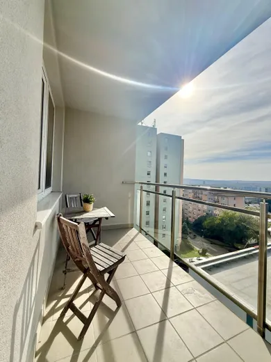 Na prenájom 3-izbový byt, 82 m², Bratislava-Nové Mesto, Vlárska