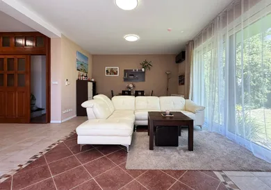 Na prenájom dom v Bratislava-Nové Mesto · €1 900 · Čiastočná rekonštrukcia