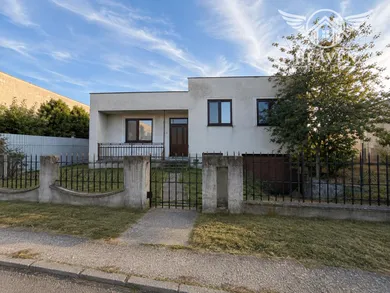 Дома на продажу, 4-комнатные, Nesvady · €145 000