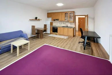 Na prenájom 1-izbový byt, 39 m², Bratislava-Petržalka, Vyšehradská