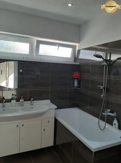 Na predaj 6-izbový dom, 260 m², Jacovce, Hlavná