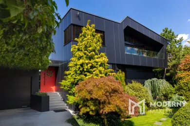 Будинки на продаж, 8-кімнатні, Pezinok · €2 200 000