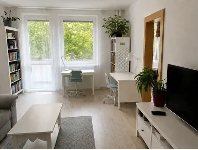 Na prenájom 3-izbový byt, 65 m², Bratislava-Dúbravka, Húščavova