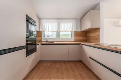 Na predaj dom, 98 m², Bratislava-Ružinov, Komárňanská