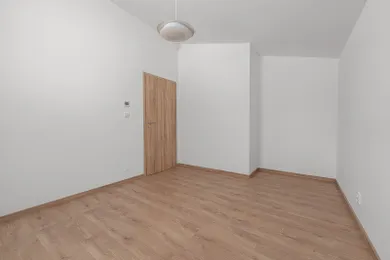 Na predaj dom, 98 m², Bratislava-Ružinov, Komárňanská