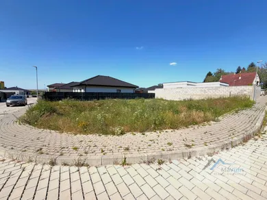 Na predaj pozemok, 388 m², Malé Uherce, Záhradná