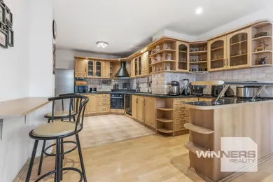 Na predaj 5-izbový dom, 242 m², Bratislava-Ružinov, Železná