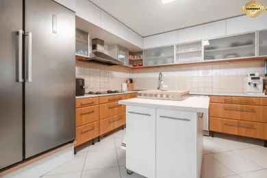 Na predaj 4-izbový dom, 137 m², Bratislava-Vrakuňa, Žihľavová