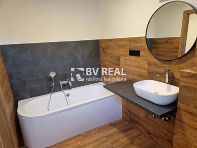 Na prenájom 2-izbový byt, 66 m², Handlová, 29. augusta