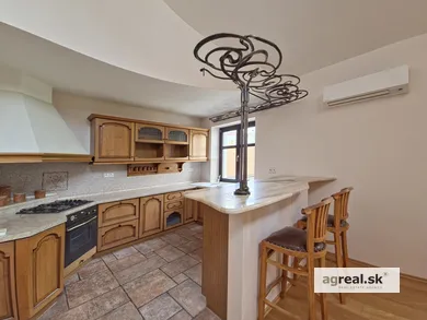 Na predaj 5-izbový byt, 197 m², Bratislava-Staré Mesto, Michalská