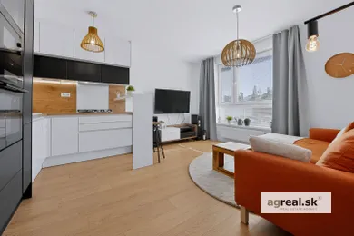 Kiadó lakások, 3-szobás, Bratislava-Dúbravka · €900