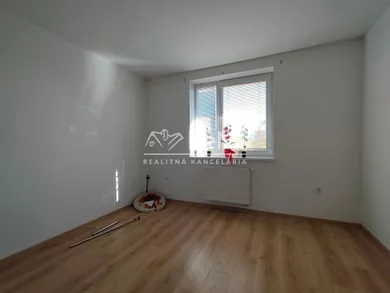 Na prenájom 3-izbový byt, 72 m², Kozárovce, Hlavná