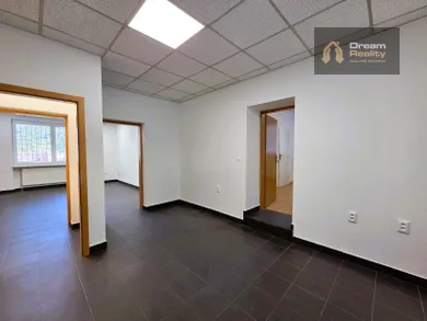 Lokale komercyjne na wynajem, Žilina · €940
