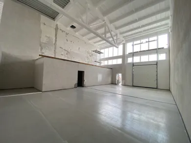 Lokale komercyjne na wynajem, Bratislava-Nové Mesto · €2150