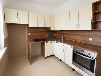 Na prenájom 2-izbový byt, 53 m², Hlohovec, Fraštácka