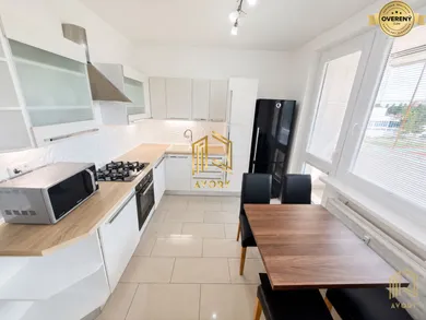 Mieszkania na wynajem, 3-pokojowe, Senica · €650