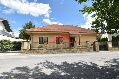 Дома на продажу, 4-комнатные, Pezinok · €450 000