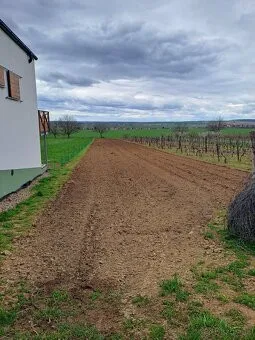 Na predaj pozemok, Maňa