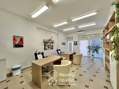 Lokale komercyjne na wynajem, Nové Zámky · €350