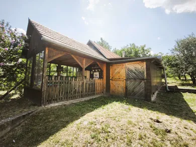 Na predaj 6-izbový dom, 386 m², Stredné Plachtince