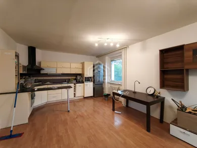 Na prenájom 3-izbový byt, 70 m², Bratislava-Ružinov, Palkovičova