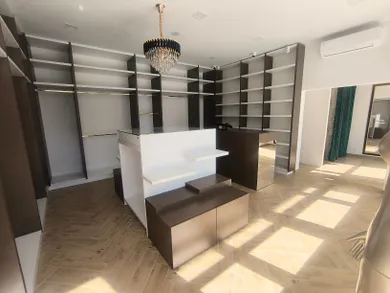 Коммерческие помещения в аренду, Komárno · €700