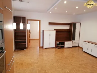 Na prenájom 3-izbový byt, 65 m², Nová Baňa