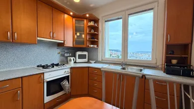 Квартиры в аренду, 3-комнатные, Bratislava-Karlova Ves · €580