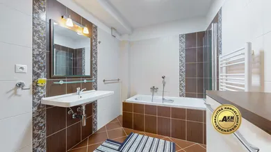 Na predaj 3-izbový byt, 90 m², Banská Bystrica, Bakossova