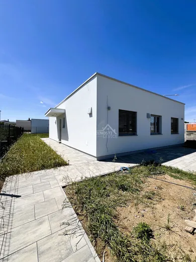 Domy na sprzedaż, 4-pokojowe, Levice · €328 000