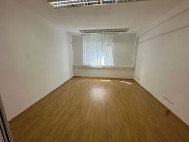 Na prenájom komerčné, 100 m², Bratislava-Ružinov, Haburská