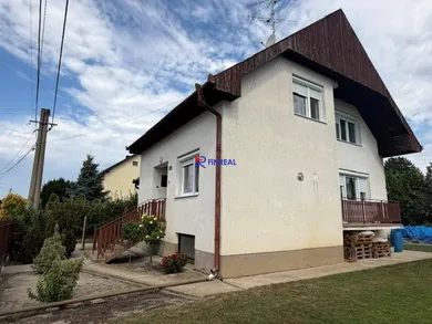 Na predaj 4-izbový dom, 110 m², Kolárovo, Štefánikova