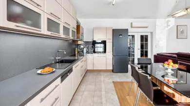 Na predaj 5-izbový byt, 155 m², Bratislava-Petržalka, Lužná