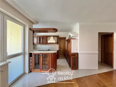 Квартиры в аренду, 3-комнатные, Nové Zámky · €750